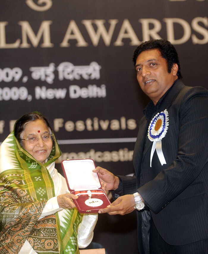 President Pratibha Patil (L) presents The Best Indian Film Actor Award to Prakash Raaj for his role in <em>Kanchivaram</em> at the 55th National Film Awards Function in New Delhi on October 21, 2009. President Patil presented the awards for best feature film, best actors and best director of national cinema.&nbsp; (Photo &amp; Text: AFP)